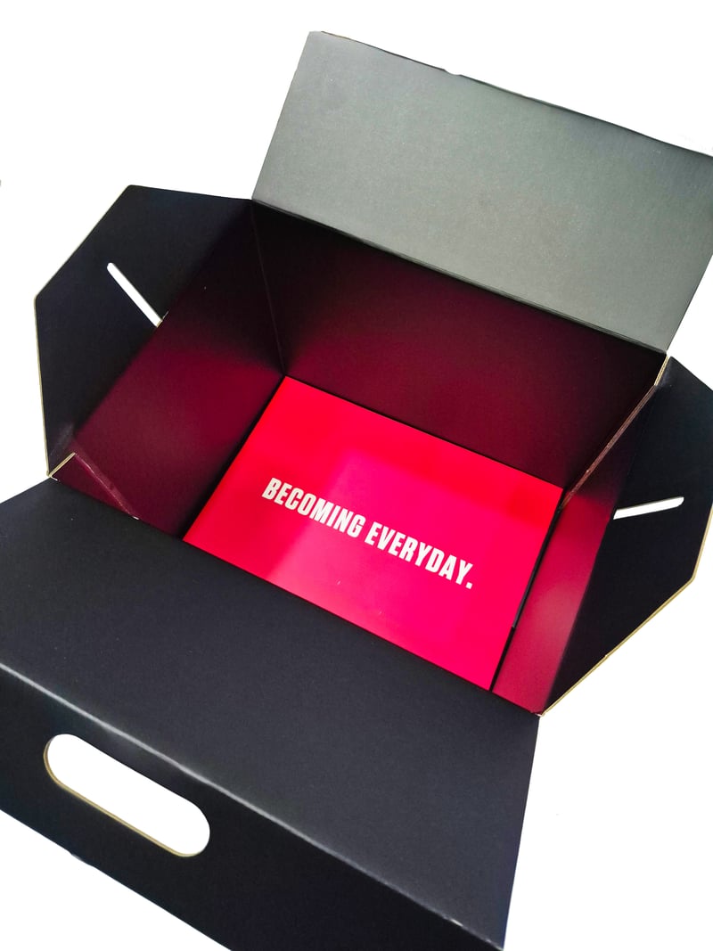 Mailer negro con interior rojo contraste, formato unboxing fabricado por Sellerpack