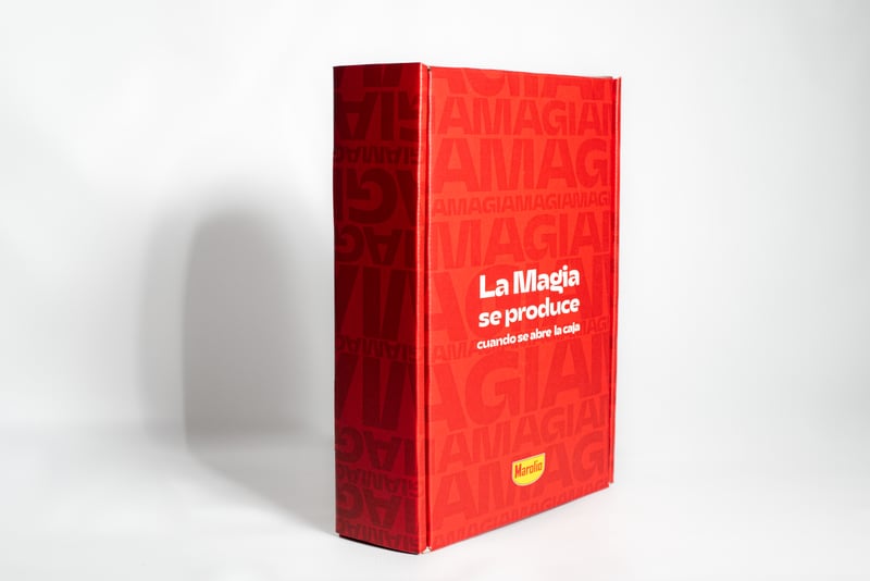 Caja rígida tapa y fondo color rojo profundo, formato vertical premium, fabricada por Sellerpack