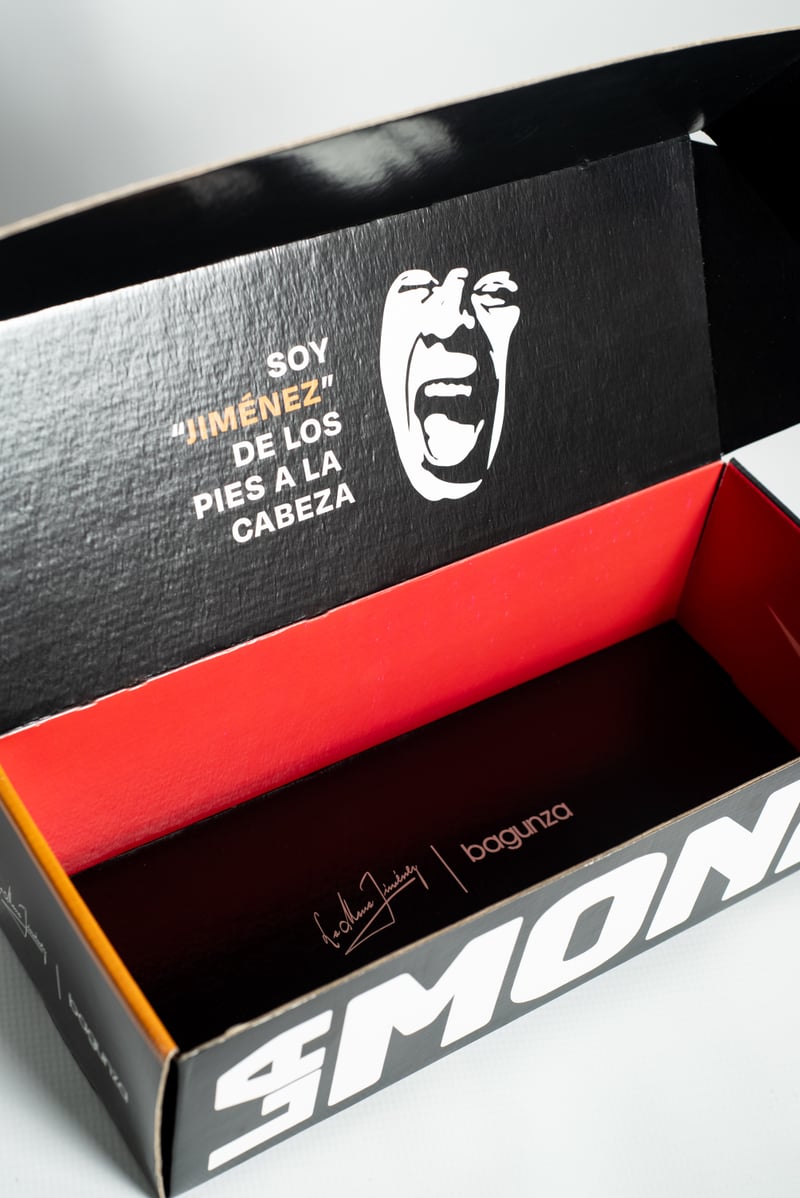 Caja rígida tapa y fondo La Mona, exterior negro con interior rojo contraste, fabricada por Sellerpack