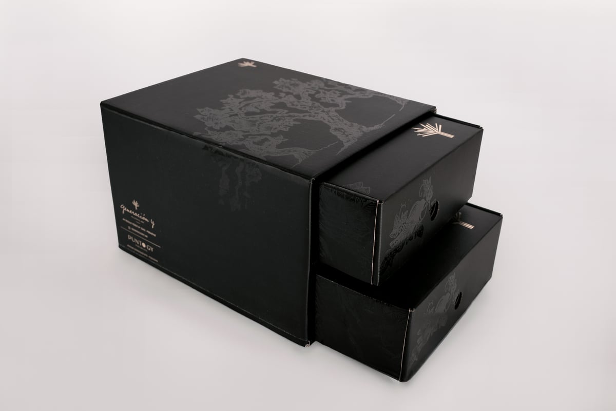 Caja rígida forrada negra con cajón abierto y estampa floral, fabricada por Sellerpack