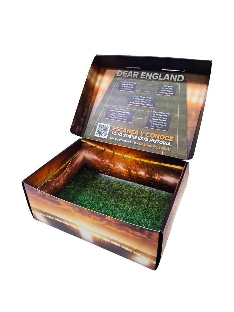 Caja rígida tapa y fondo Dear England con interior verde césped, fabricada por Sellerpack