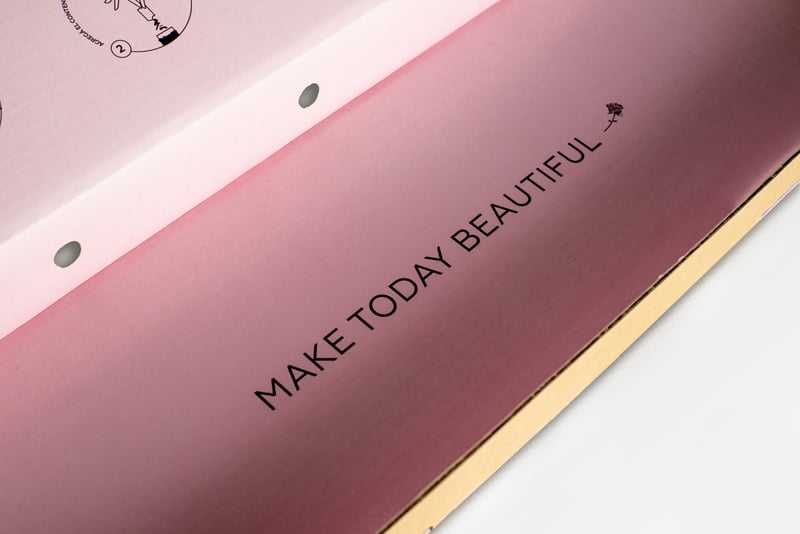 Interior letterbox Bloom Baires rosa intenso con texto inspiracional "MAKE TODAY BEAUTIFUL".