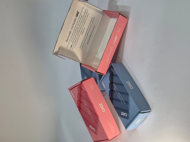 Mailers premium de cosmética CAIZ en colores pastel.