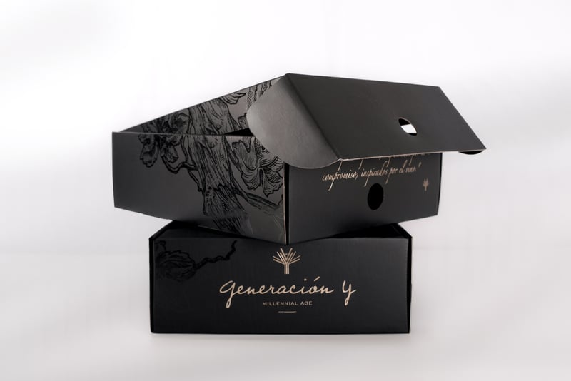 Caja rígida abierta con interior ilustrado para vinos.