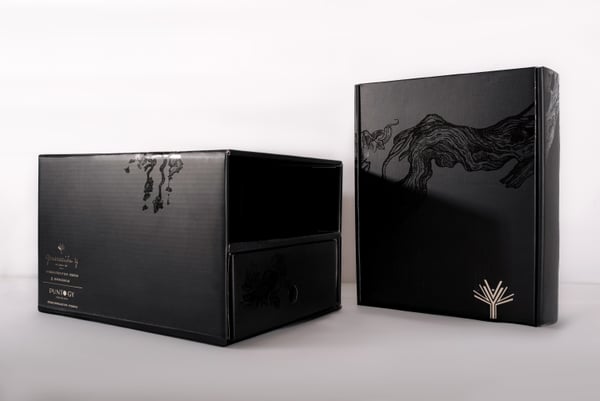 Caja rígida negra premium para vinos de Generación Y.