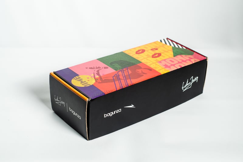 Interior de mailer premium con gráfica de La Mona Jiménez.