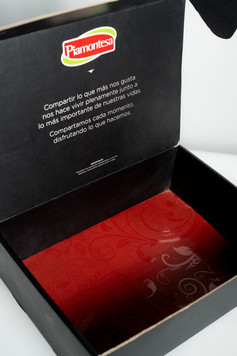 Detalle interior rojo decorado de caja premium Piamontesa.