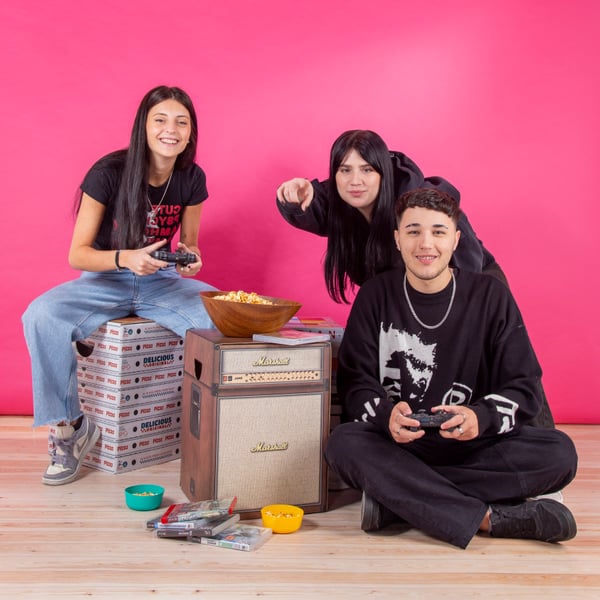 Jóvenes jugando videojuegos con muebles de cartón Cartón Nomade modelo amplificador Marshall.