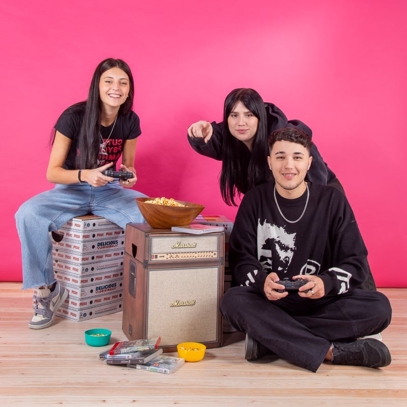 Jóvenes jugando videojuegos con muebles de cartón Cartón Nomade modelo amplificador Marshall.