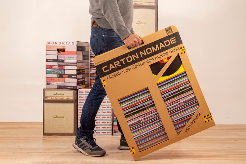 Display de cartón kraft Cartón Nomade siendo transportado.