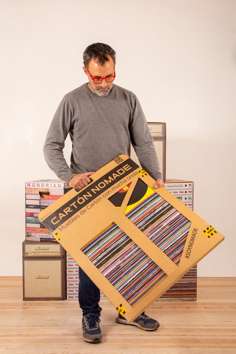 Display kraft Cartón Nomade con gráfica de vinilos.