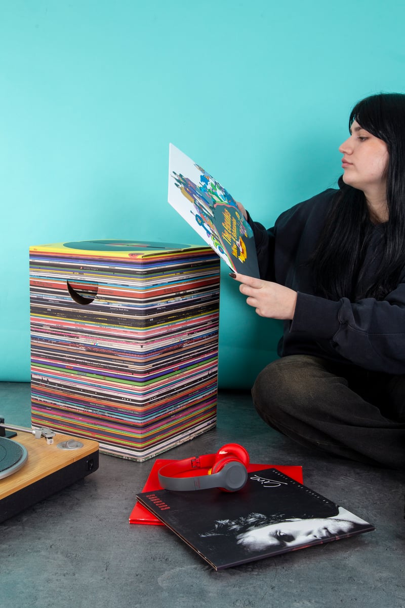 Mueble de cartón Cartón Nomade con diseño de discos de vinilo.