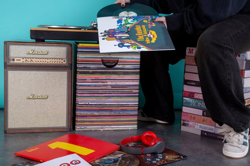 Mueble de cartón Cartón Nomade con diseño de discos junto a modelo amplificador Marshall.