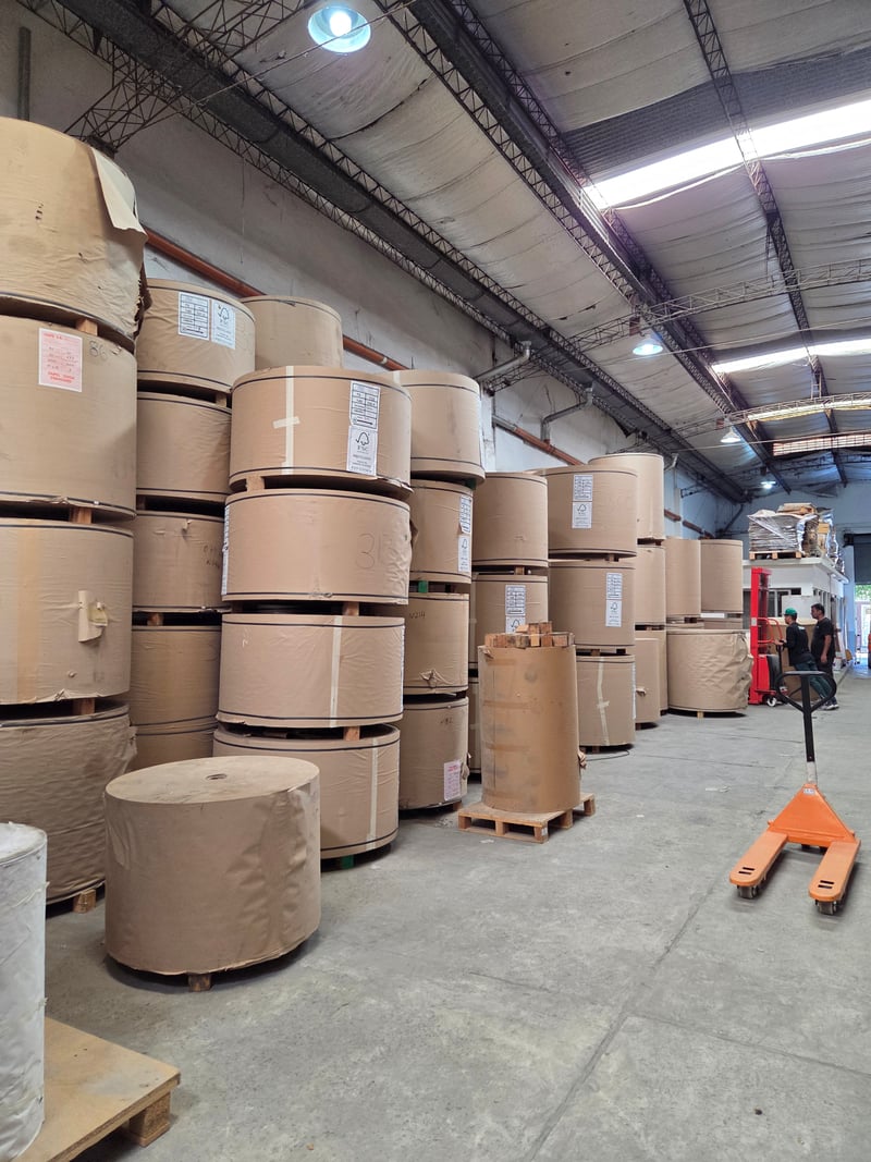 Bobinas de cartón con certificación FSC Reciclado en planta SellerPack.