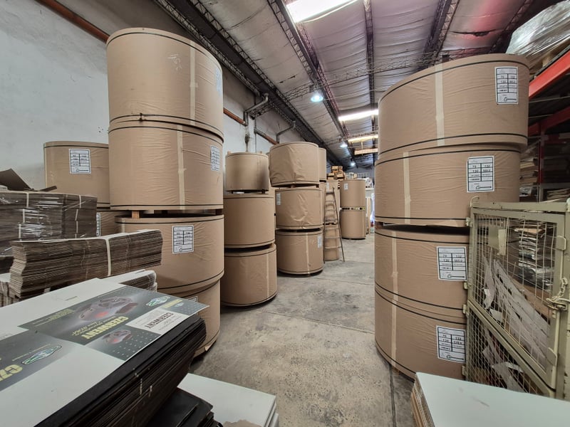 Stock de bobinas kraft listas para producción.