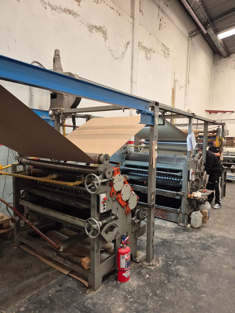 Proceso de impresión flexográfica con cartón kraft.