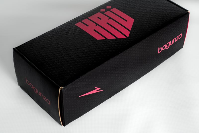 Detalle de caja Bagunza abierta con interior rosa y negro.