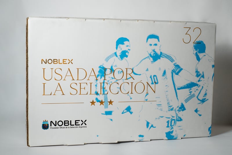 Detalle de caja Noblex con logo de Selección Argentina.