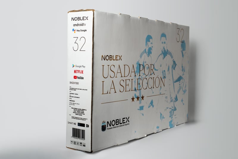 Caja blanca Noblex con frase Usada por la Selección.