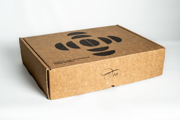 Caja mailer kraft Don cerrada con logo "Don." y mensaje "todo lo que es especial tiene un Don".