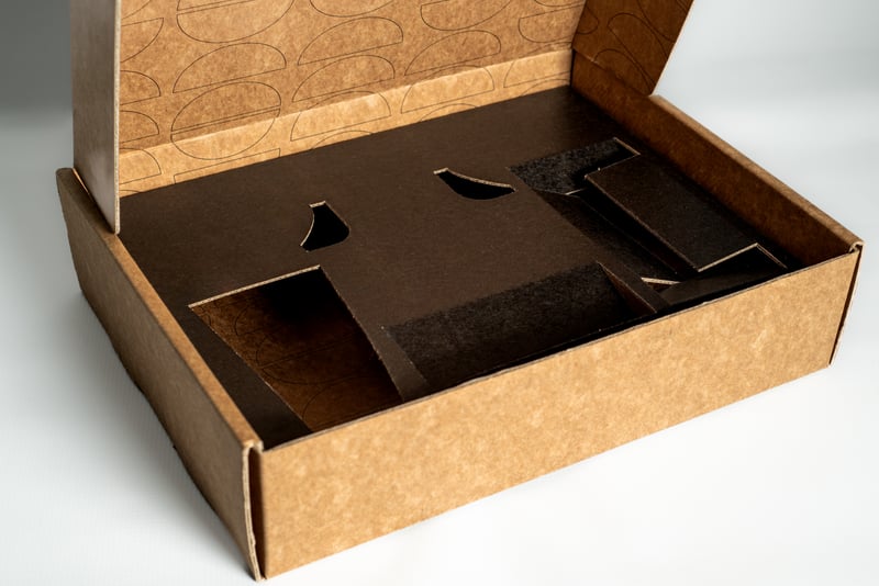 Caja kraft Don cerrada con branding negro.