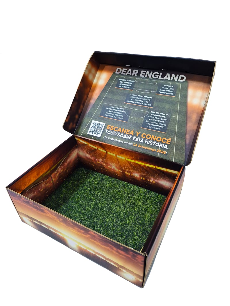 Caja Noblex abierta con productos y cuna interior.