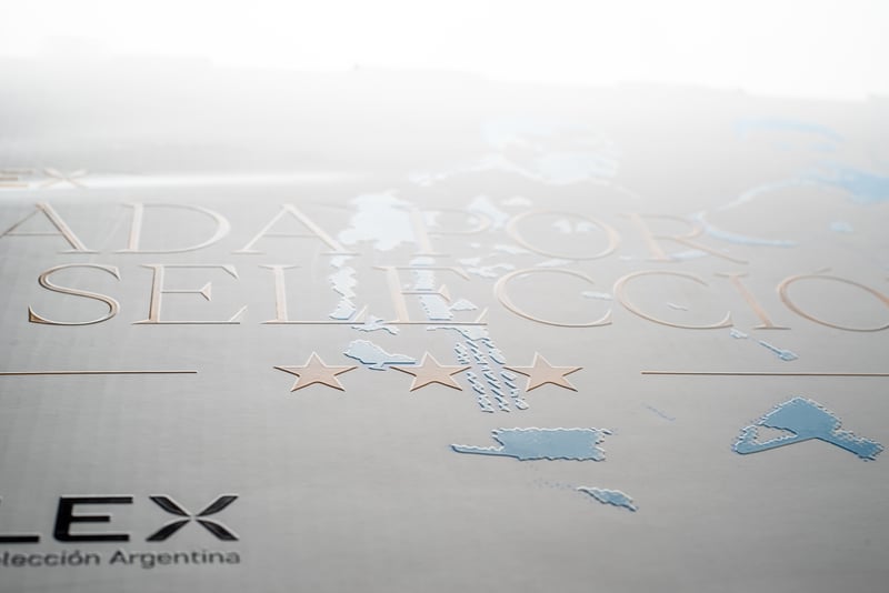 Detalle de caja Noblex Selección Argentina con foil dorado mostrando estrellas y palabra "SELECCIÓN".