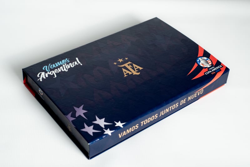Caja rígida azul AFA con gráfica Copa América USA 2024.