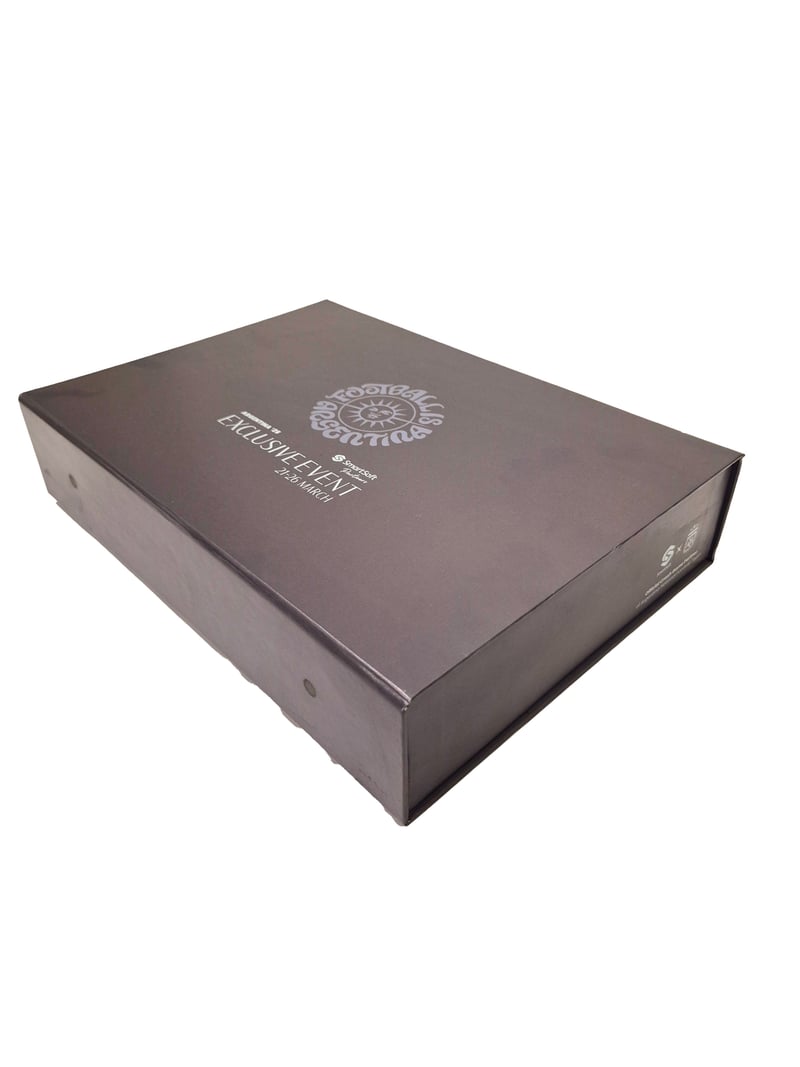 Caja rígida negra AFA Football Is Argentina para evento exclusivo.