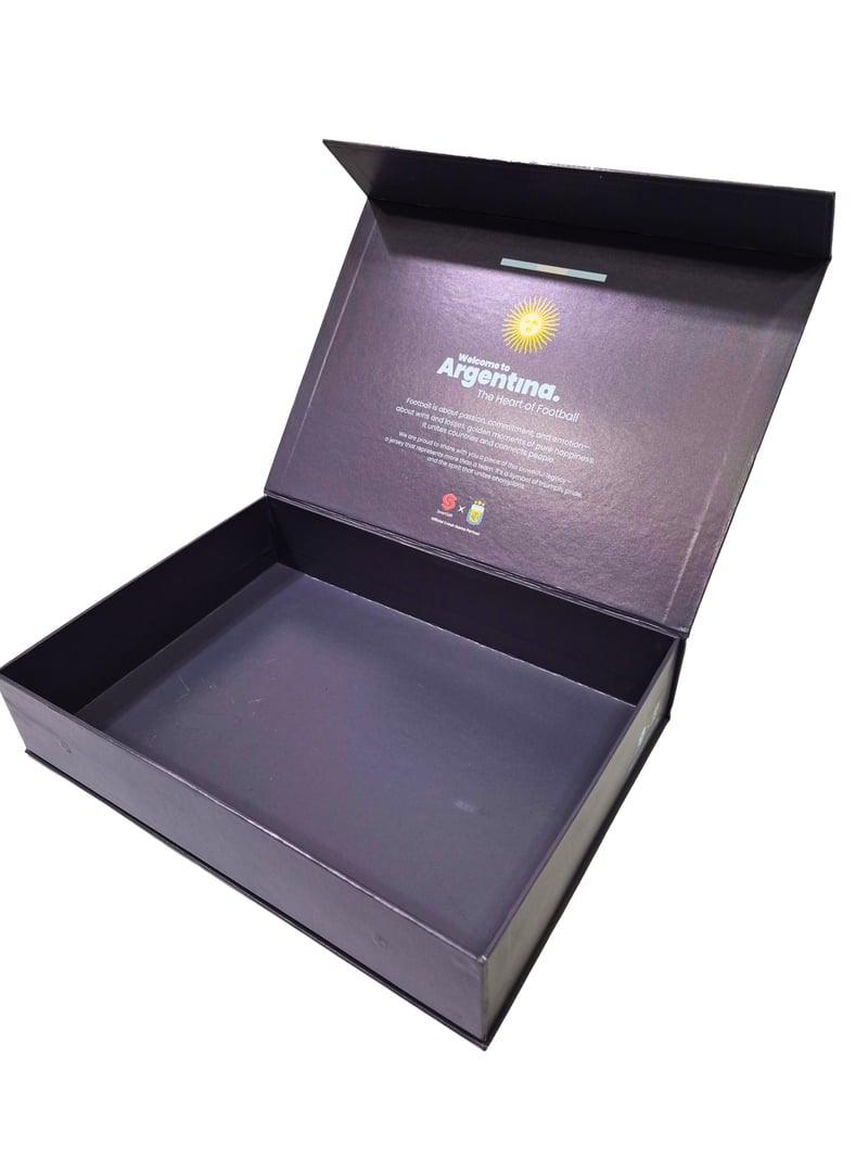 Caja rígida AFA abierta con gráfica interior Football Is Argentina.