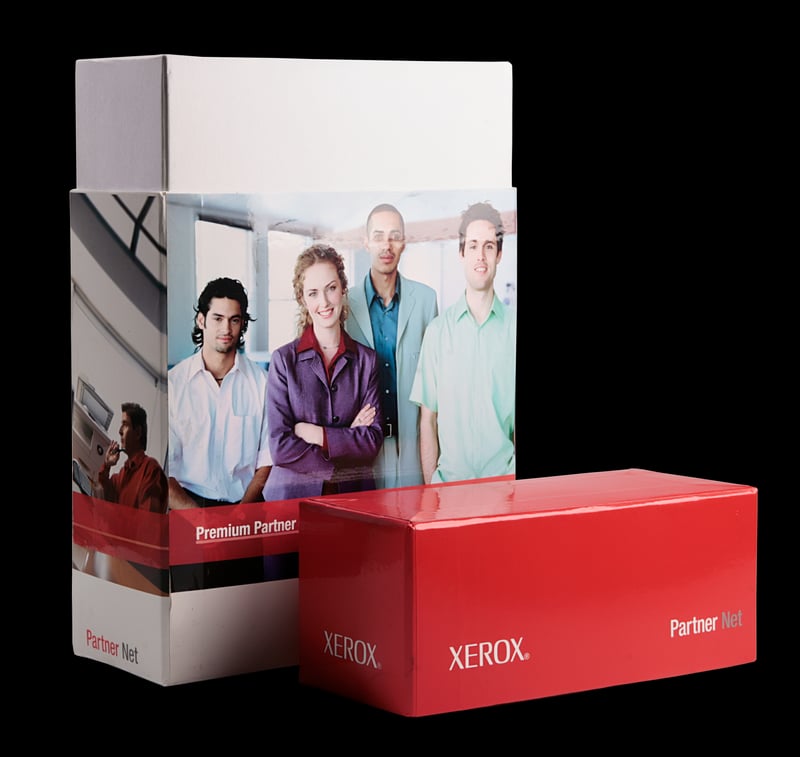 Caja rígida Xerox Partner Net con módulo rojo y gráfica corporativa.