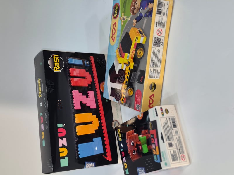 Cajas Rasti y Luzu TV edición limitada con productos de juguetería.